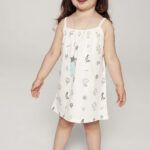 Sukienka dla dziecka na ramiaczkach kremowa Chmury przod scaled 1