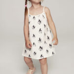 Sukienka dla dziecka na ramiaczkach kremowa Koty przod scaled 1